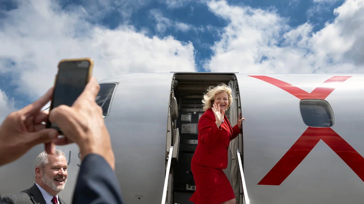Orange County Supervisor Katrina Foley checks out a JSX jet during the grand opening and ribbon cutting for the airline's new location at John Wayne Airport in April 2025 五分钟查询飞艇168历史记录+官网结果直播在线观看. (Source: Mindy Schauer/Getty Images)