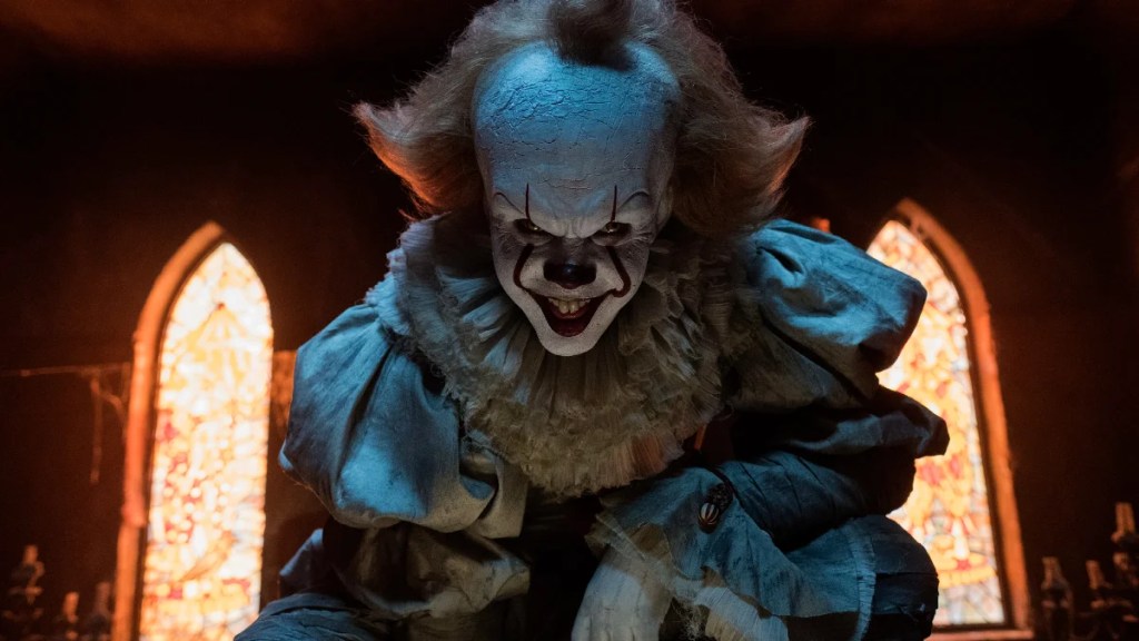 Pennywise grins in "It" (2017).