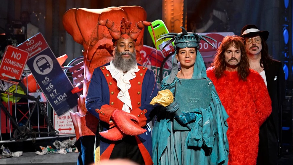 Left to right: Kenan Thompson, Maya Rudolph, Will Annett, and Jason Sudeikis. Kenan Thompson is dressed as a lobster, Maya Rudolph as the Statue of Liberty, Will Forte as Elmo (mask off).